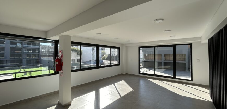 Departamento a estrenar + cochera sobre Av. Pellegrini