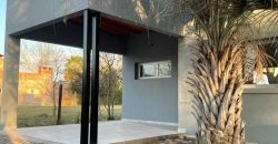 Casa a estrenar con piscina en Roldán