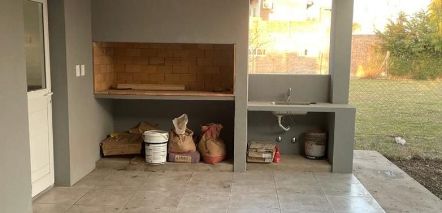 Casa a estrenar con piscina en Roldán