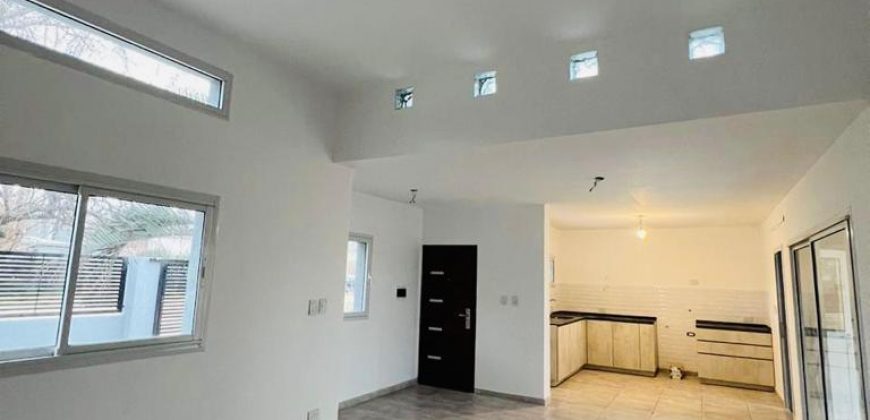 Casa a estrenar con piscina en Roldán