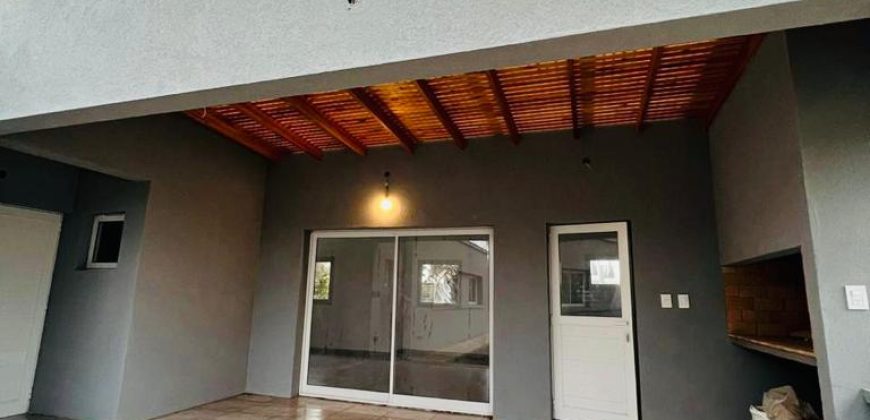 Casa a estrenar con piscina en Roldán