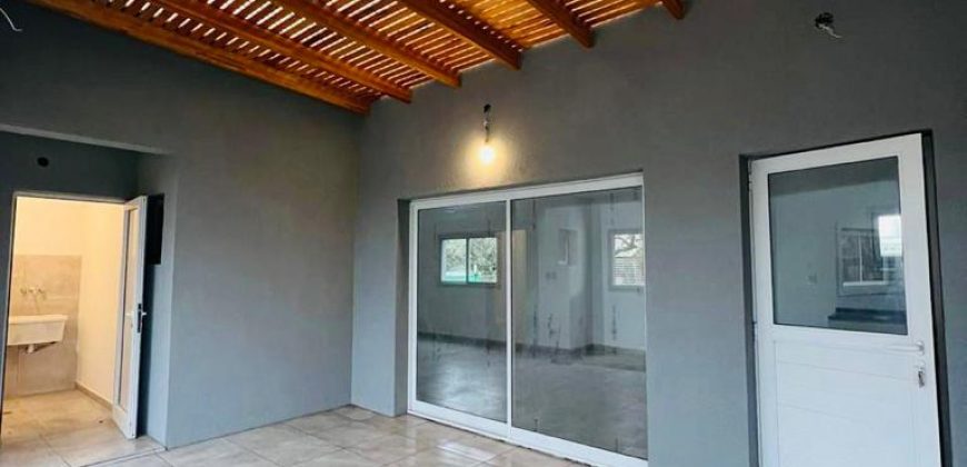 Casa a estrenar con piscina en Roldán