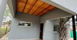Casa a estrenar con piscina en Roldán