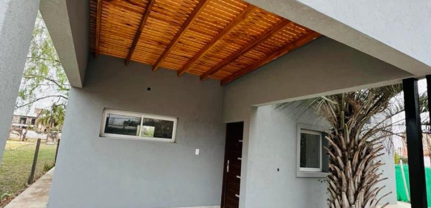Casa a estrenar con piscina en Roldán