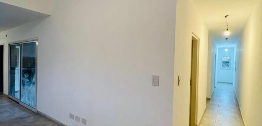 Casa a estrenar con piscina en Roldán