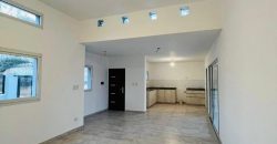 Casa a estrenar con piscina en Roldán