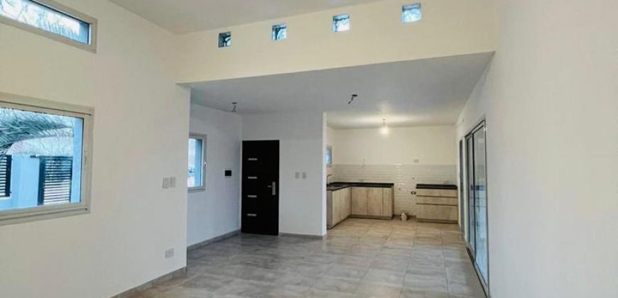 Casa a estrenar con piscina en Roldán