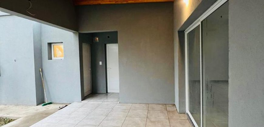 Casa a estrenar con piscina en Roldán
