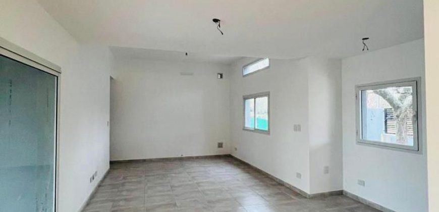 Casa a estrenar con piscina en Roldán