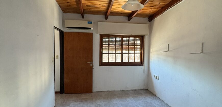 Oportunidad: casa de pasillo en Arroyito
