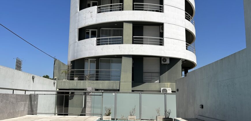 Departamento con amplia terraza en Arroyito