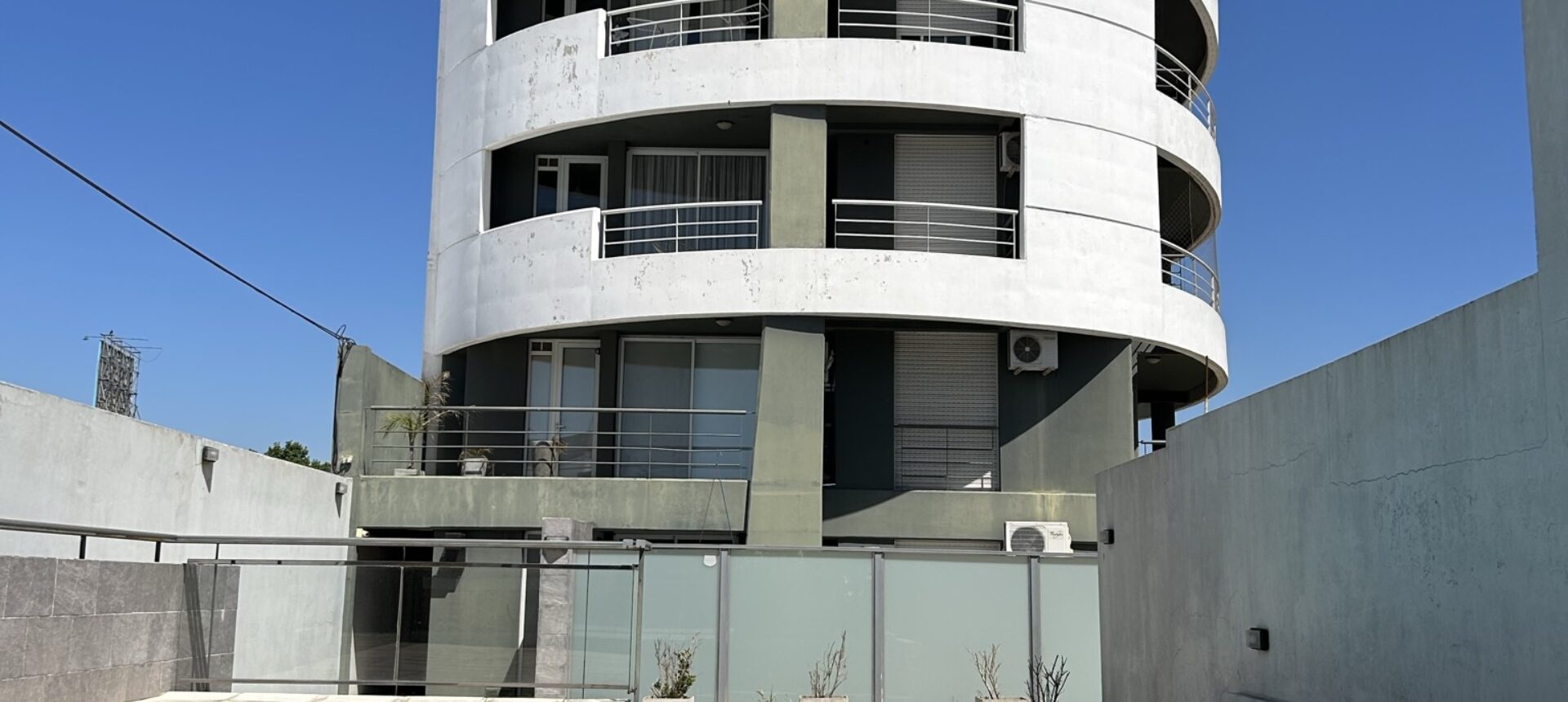 Departamento con amplia terraza en Arroyito
