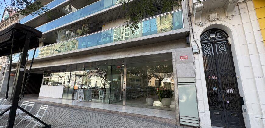 Departamento con cochera sobre Av. Pellegrini