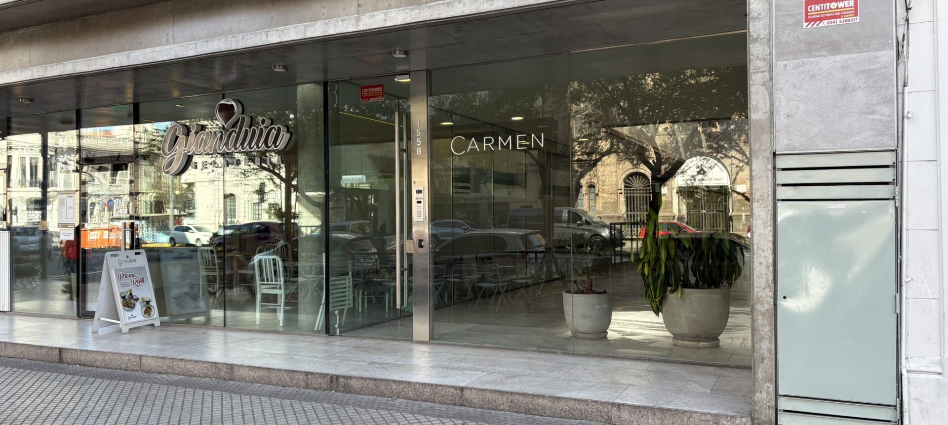 Departamento con cochera sobre Av. Pellegrini