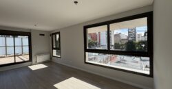 Departamento con cochera sobre Av. Pellegrini