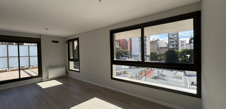 Departamento con cochera sobre Av. Pellegrini