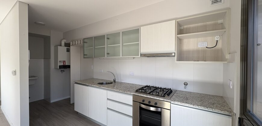 Departamento con cochera sobre Av. Pellegrini