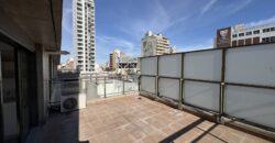 Departamento con cochera sobre Av. Pellegrini