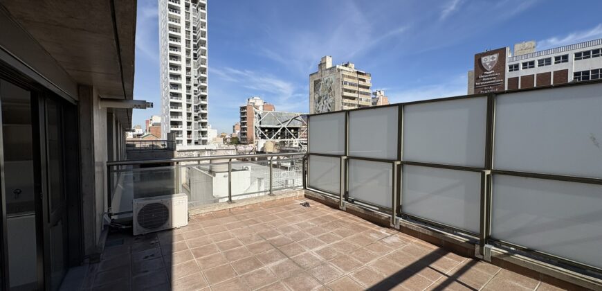 Departamento con cochera sobre Av. Pellegrini