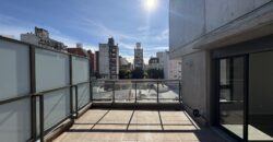 Departamento con cochera sobre Av. Pellegrini