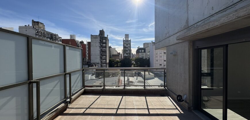 Departamento con cochera sobre Av. Pellegrini