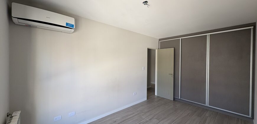 Departamento con cochera sobre Av. Pellegrini