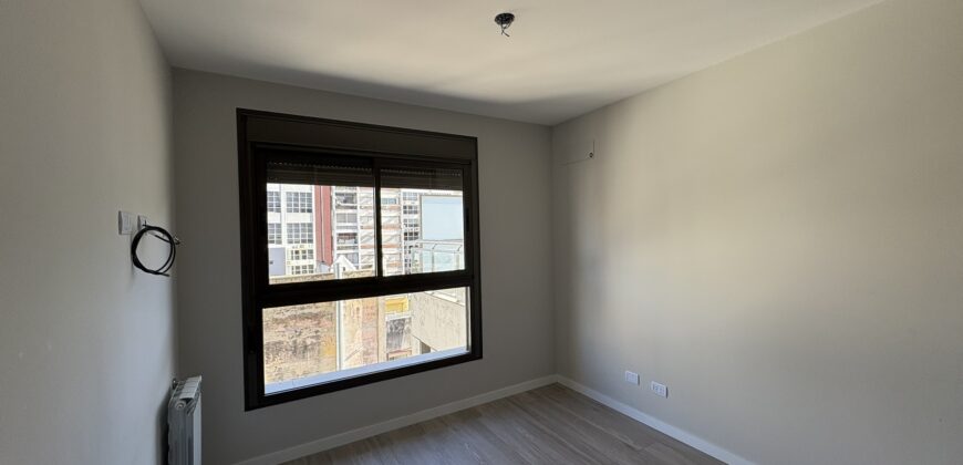 Departamento con cochera sobre Av. Pellegrini