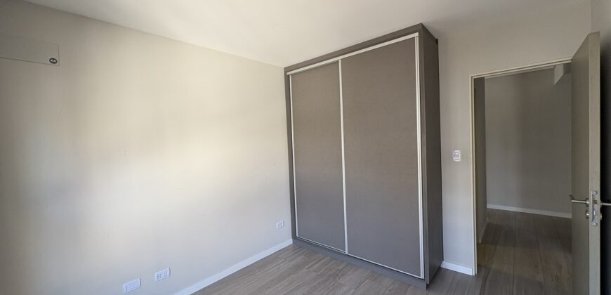 Departamento con cochera sobre Av. Pellegrini