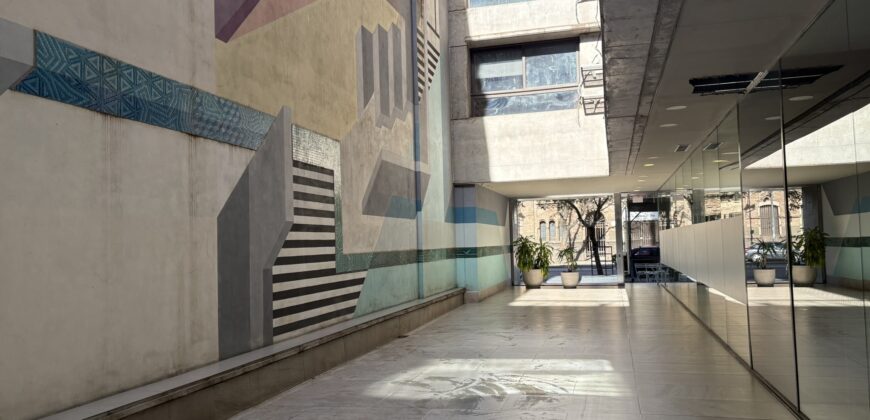 Departamento con cochera sobre Av. Pellegrini