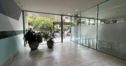 Departamento con cochera sobre Av. Pellegrini