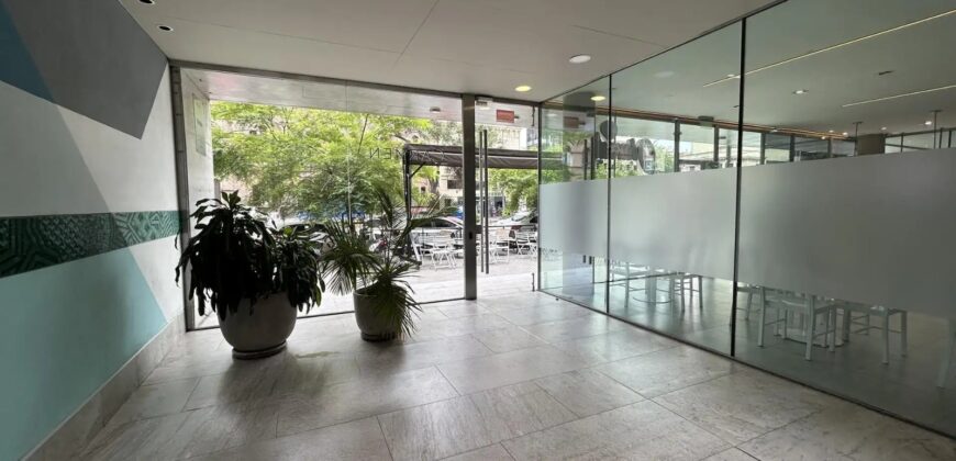 Departamento con cochera sobre Av. Pellegrini