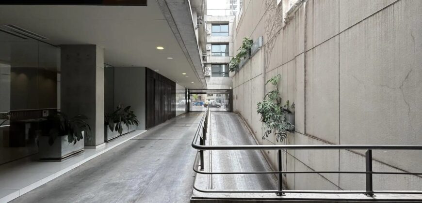 Departamento con cochera sobre Av. Pellegrini