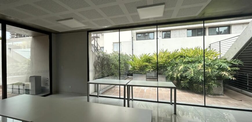 Departamento con cochera sobre Av. Pellegrini