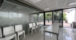 Departamento con cochera sobre Av. Pellegrini