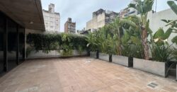 Departamento con cochera sobre Av. Pellegrini