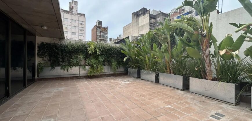 Departamento con cochera sobre Av. Pellegrini
