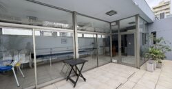 Extraordinario departamento amoblado con cochera doble