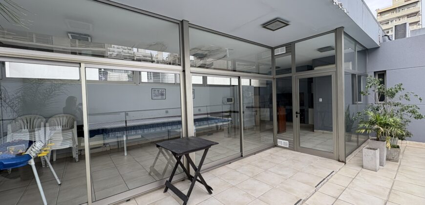 Extraordinario departamento amoblado con cochera doble