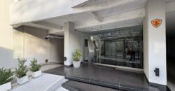 Extraordinario departamento amoblado con cochera doble