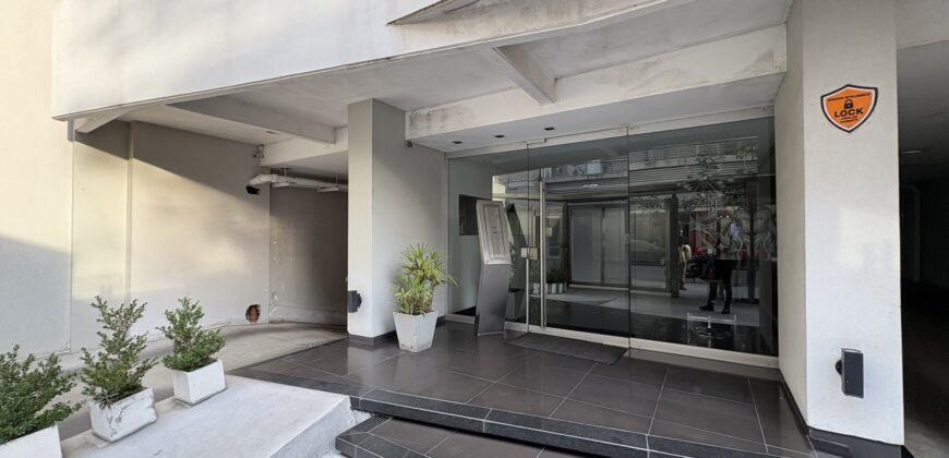 Extraordinario departamento amoblado con cochera doble