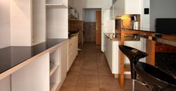 Extraordinario departamento amoblado con cochera doble
