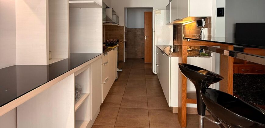 Extraordinario departamento amoblado con cochera doble