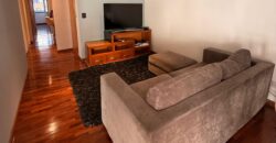 Extraordinario departamento amoblado con cochera doble