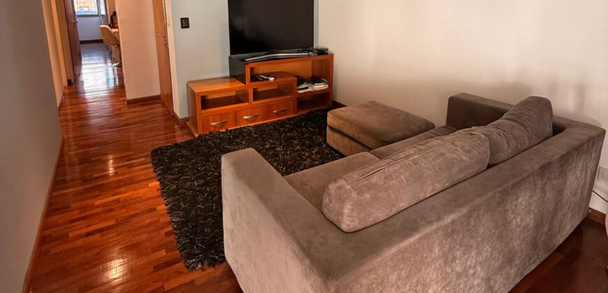 Extraordinario departamento amoblado con cochera doble