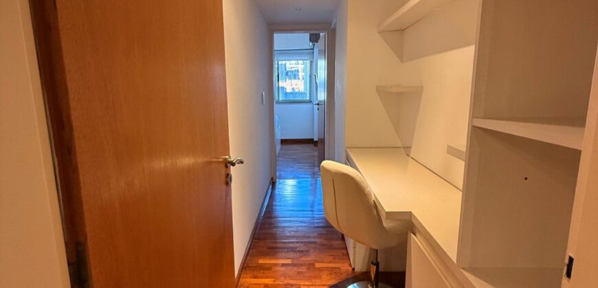 Extraordinario departamento amoblado con cochera doble