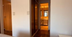 Extraordinario departamento amoblado con cochera doble