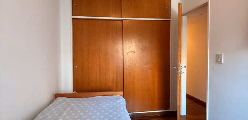 Extraordinario departamento amoblado con cochera doble