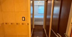 Extraordinario departamento amoblado con cochera doble