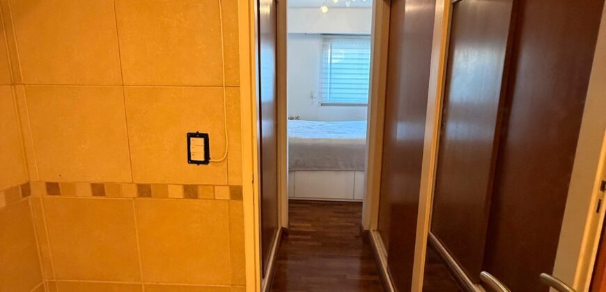 Extraordinario departamento amoblado con cochera doble