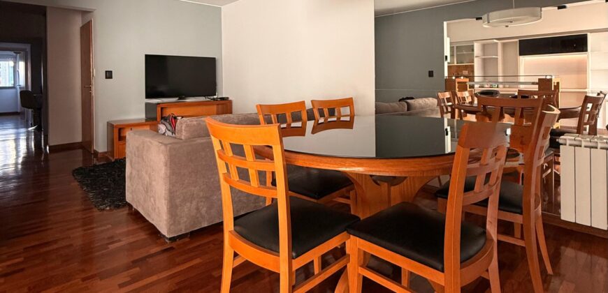 Extraordinario departamento amoblado con cochera doble